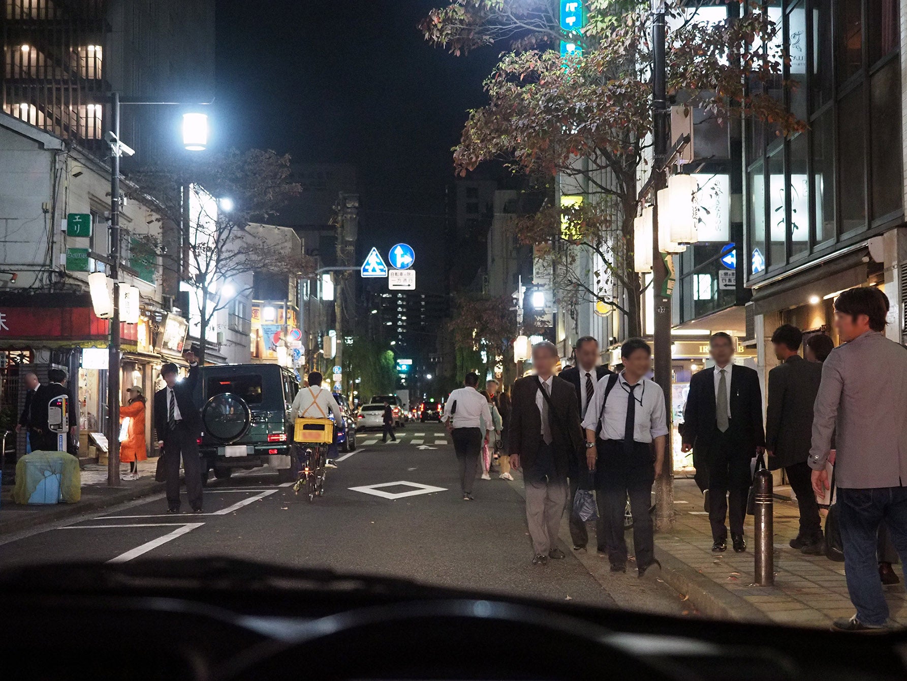 解答|夜間、車で繁華街に差し掛かったとき、何に注意する?【交通安全クイズ】|危険予知|JAF Mate Online