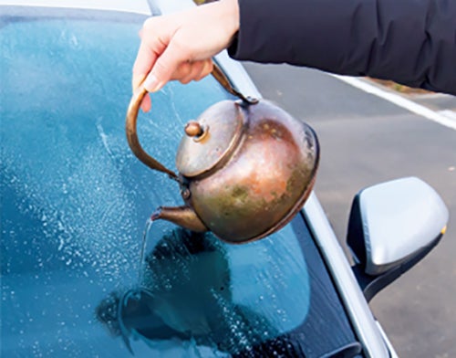 熱湯をかけるのは温度差でガラスが割れたり、解けた水が再凍結したりする危険性もあるので避けること