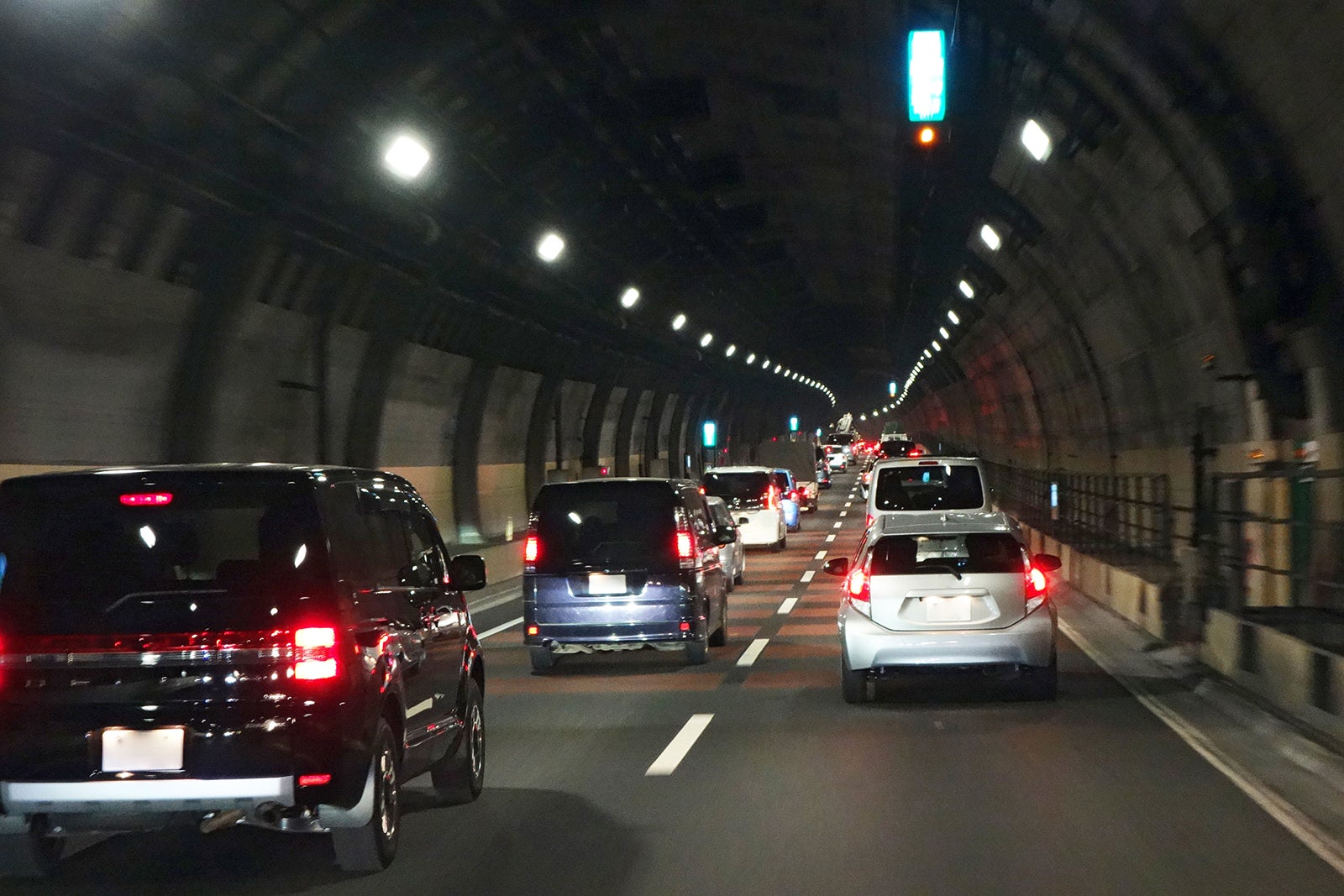 高速道路のトンネルを走行している写真