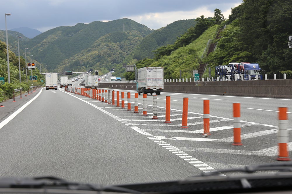 高速道路上のラバーポール