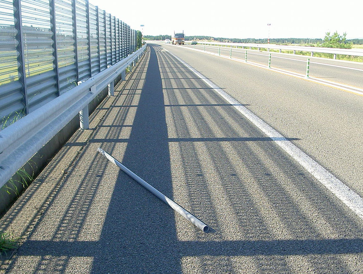 高速道路上に落ちていた鉄パイプ