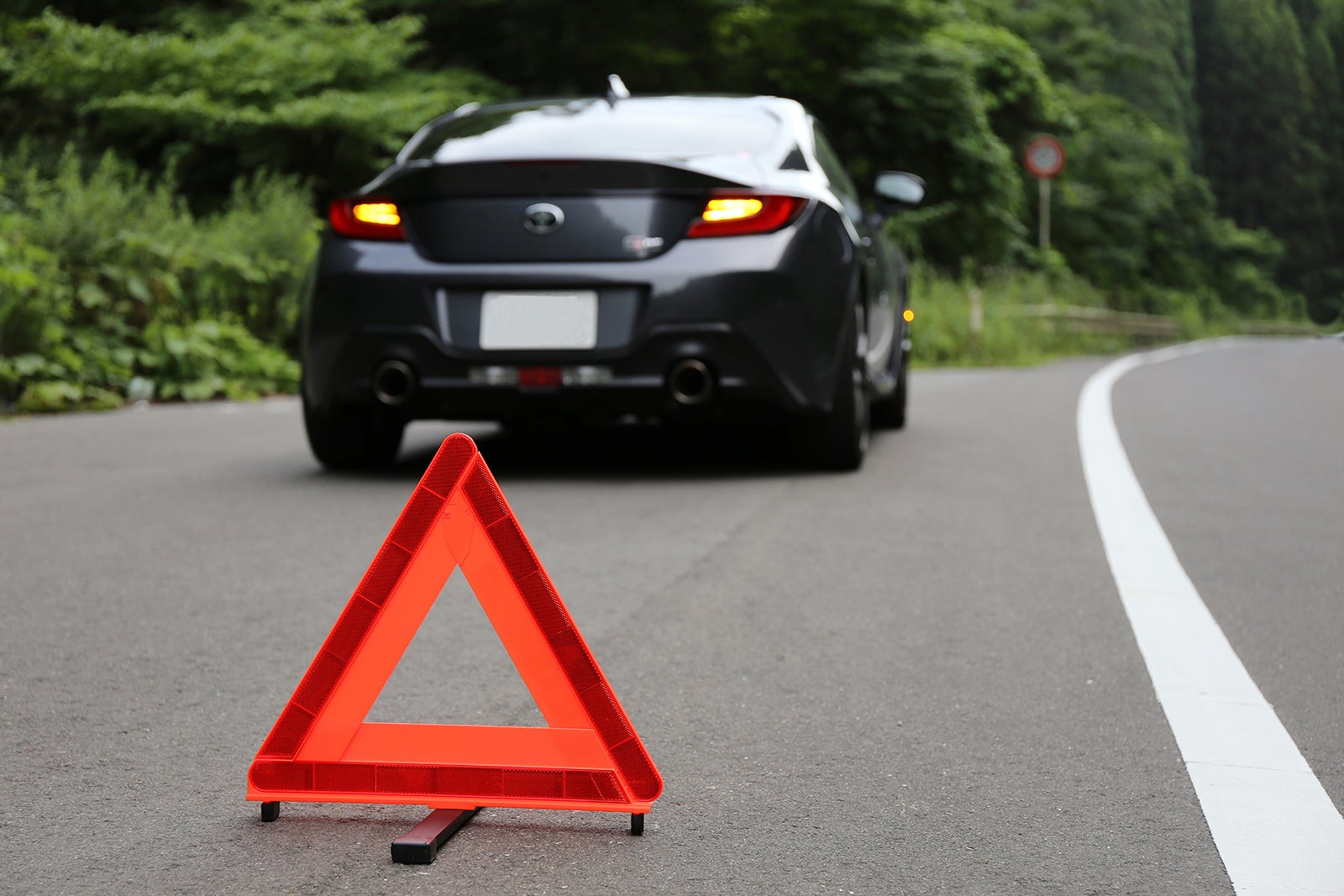 三角表示板を設置して停車