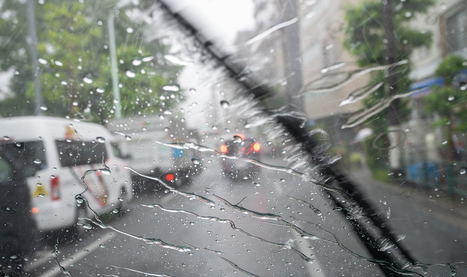 雨天時にワイパーを作動して運転しているイメージ