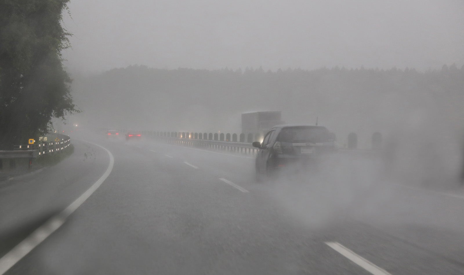 豪雨の高速道路を走行している様子