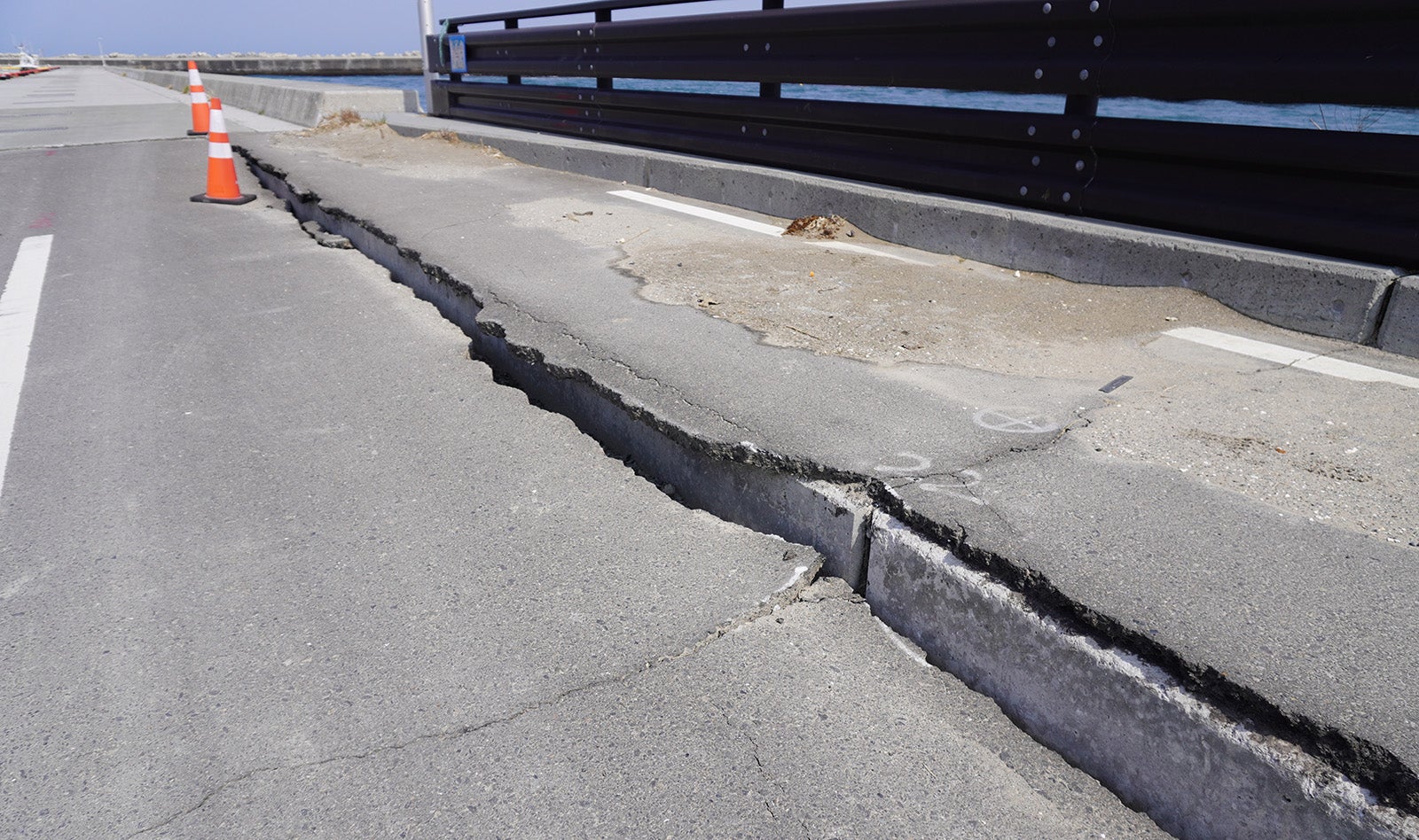 アスファルトにひびが入り段差ができてしまっている道路