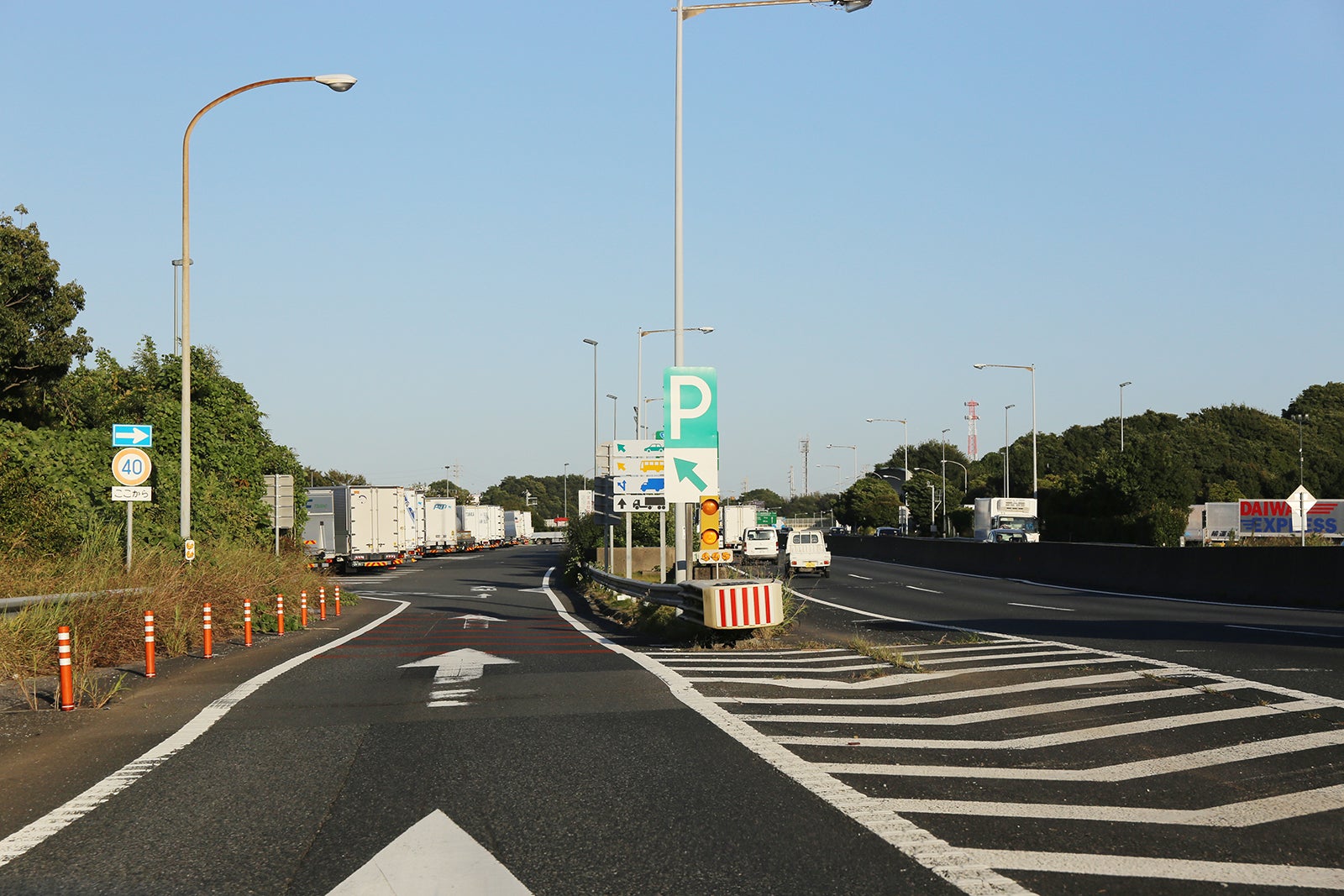 高速道路のパーキングエリア入口