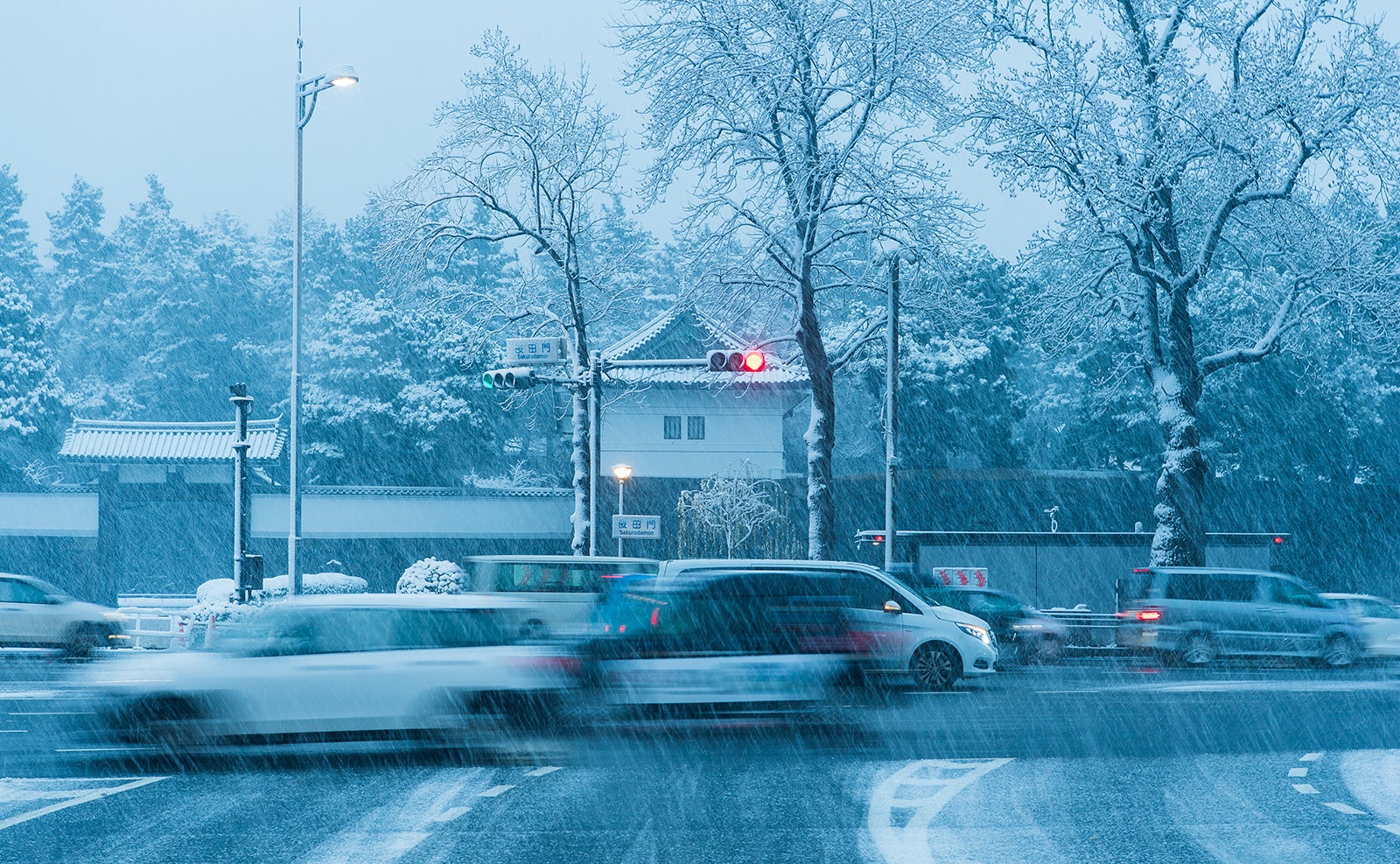 雪が降っている都心部でのクルマの走行風景