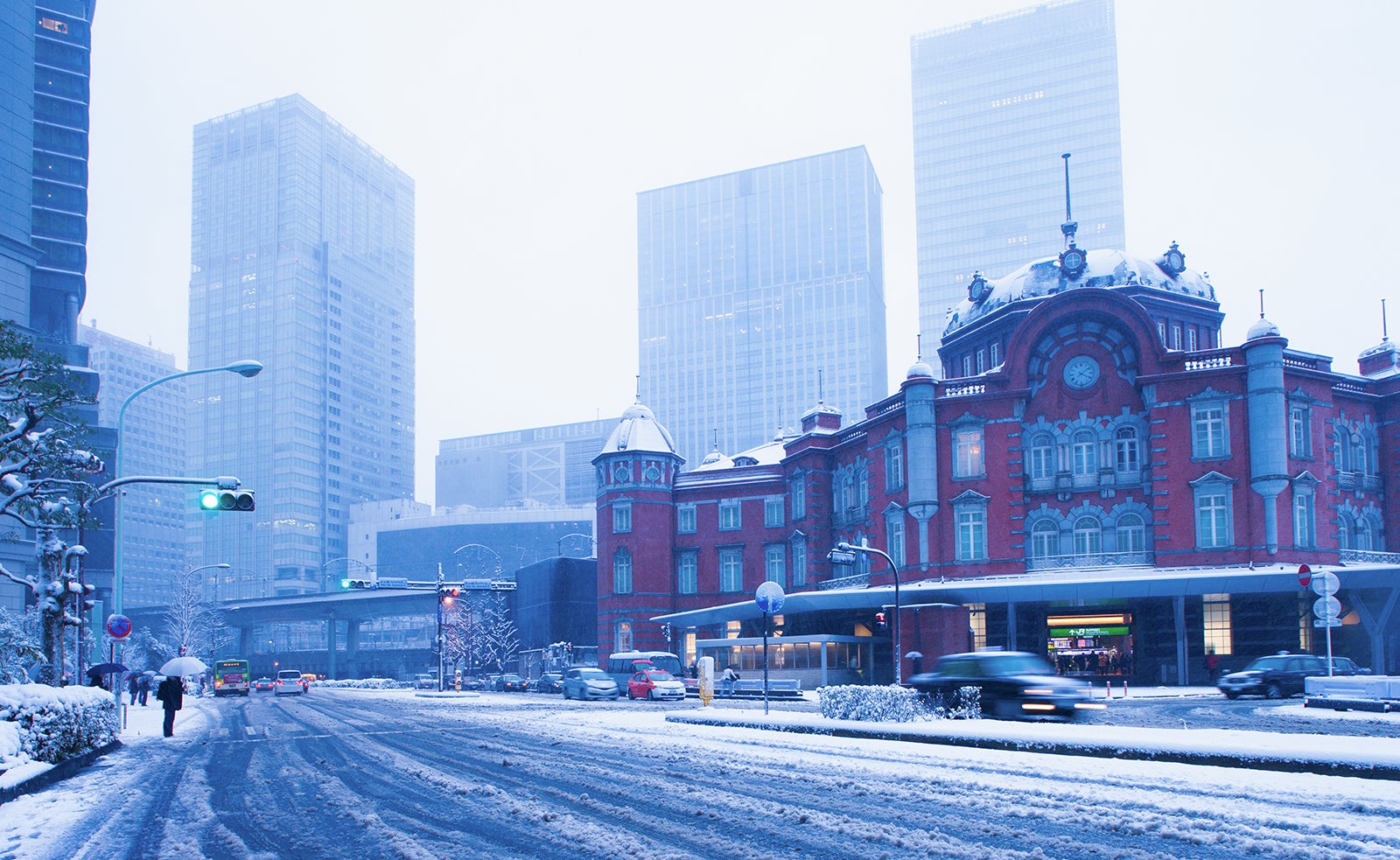 雪が積もっている東京駅前の様子