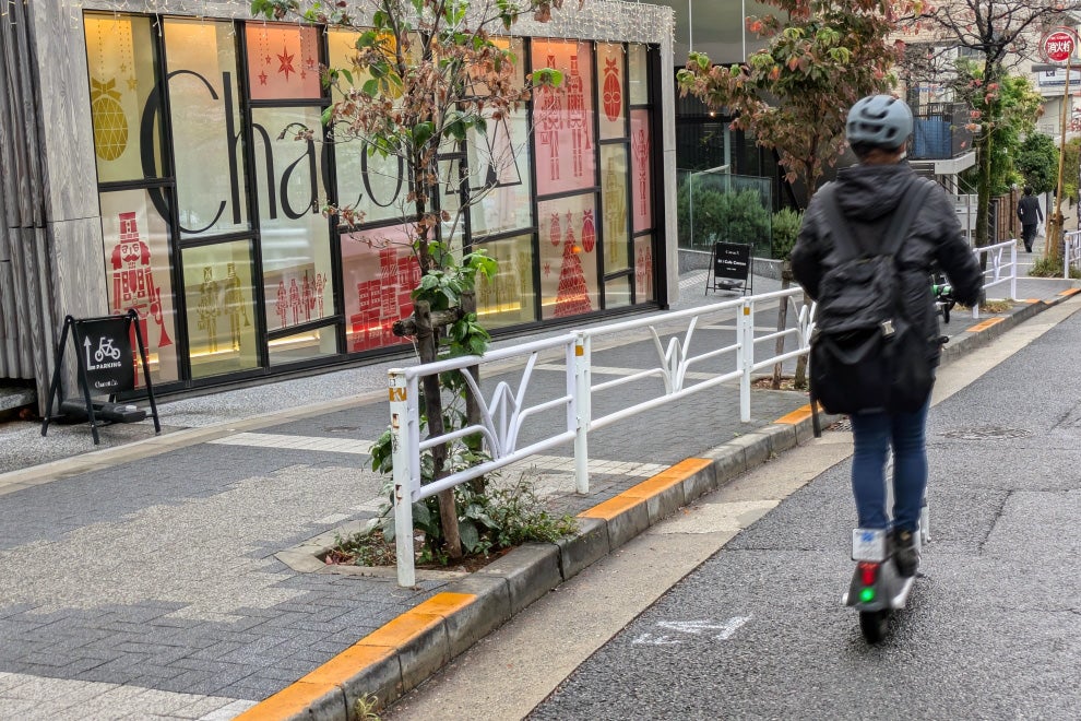 街中を走る電動キックボード