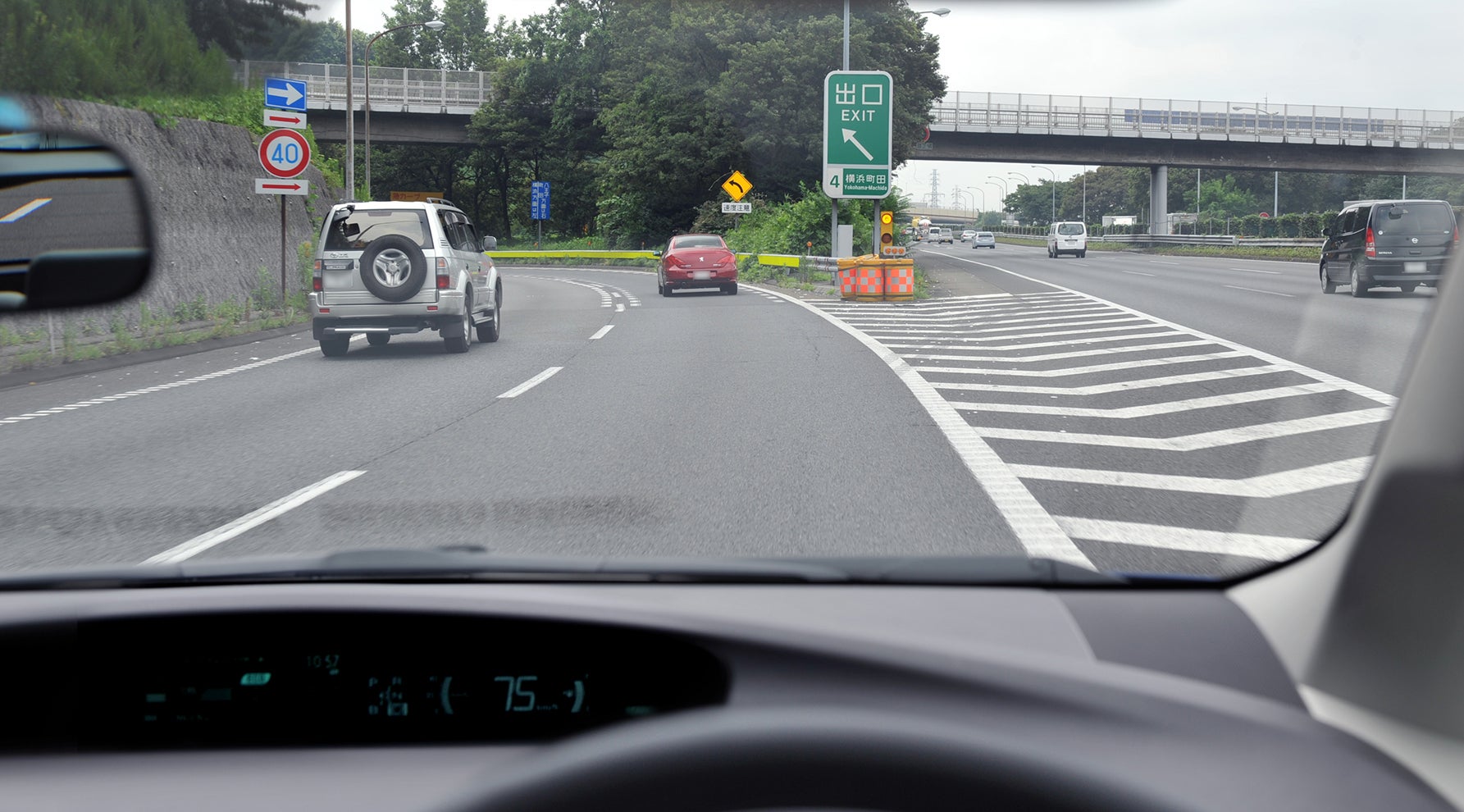 高速道路の出口に近づく自車
