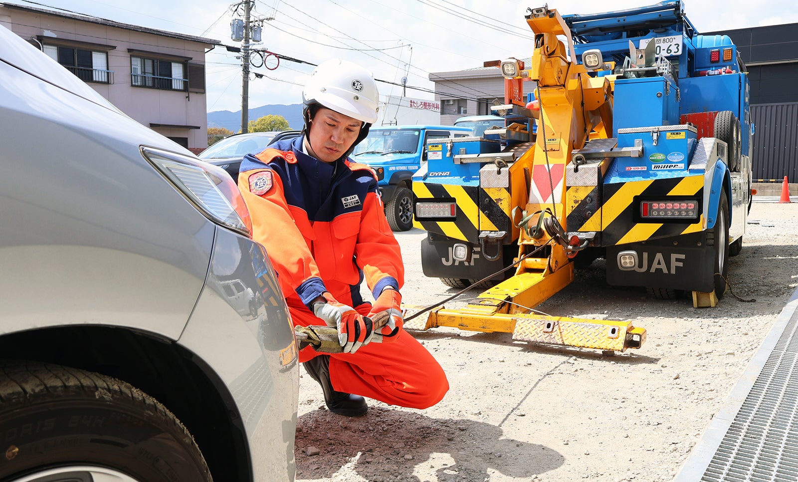 落輪の引き上げ作業を行う波賀隊員