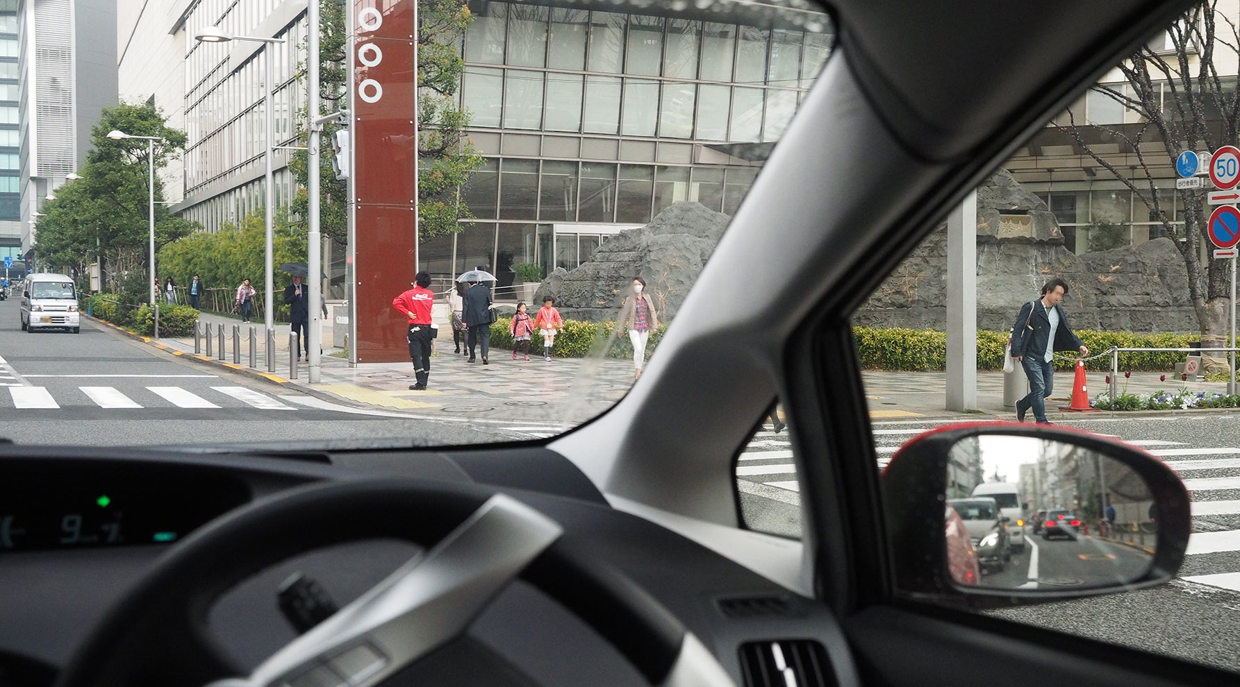 交差点を右折する自車