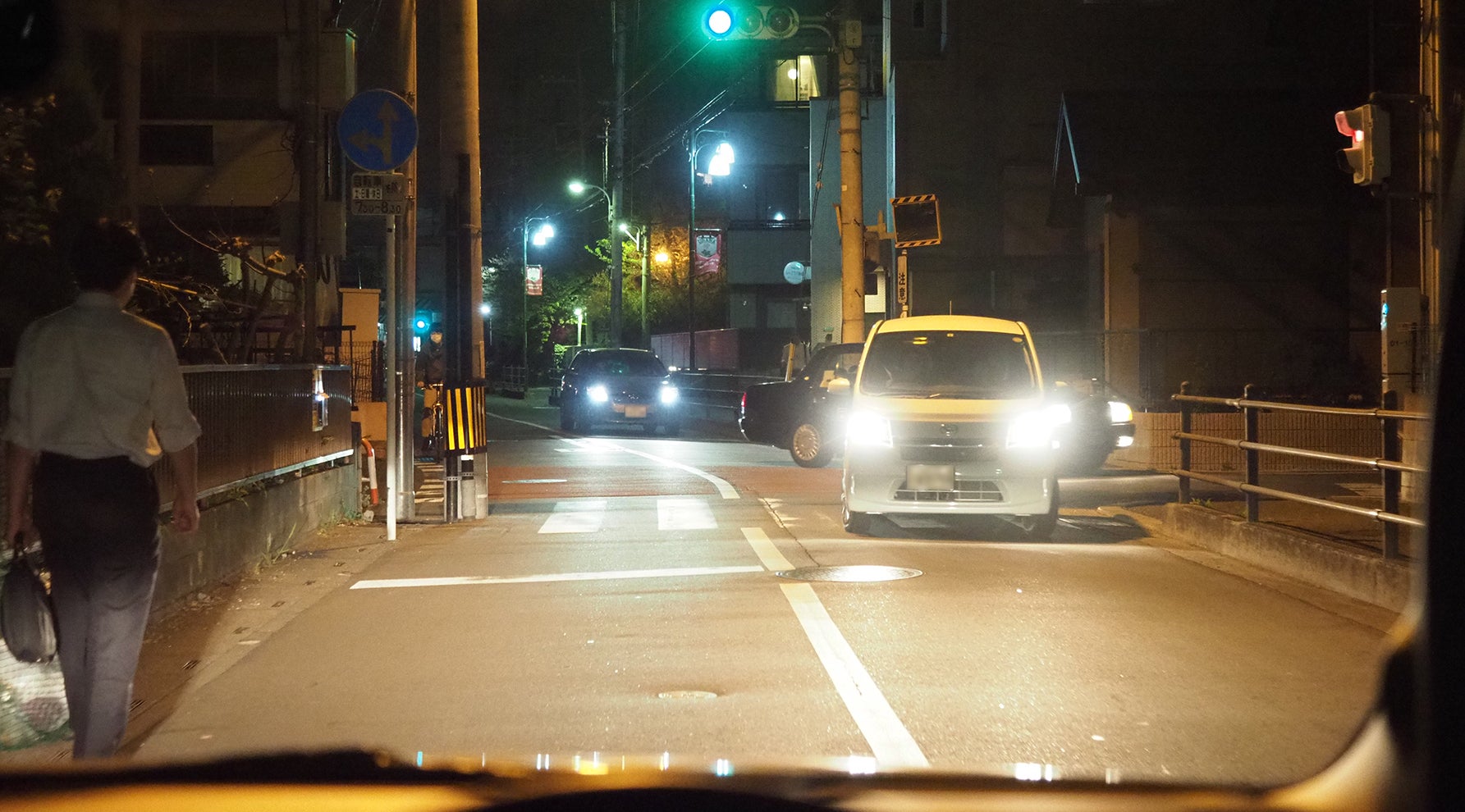 夜間の住宅街を走行する自車