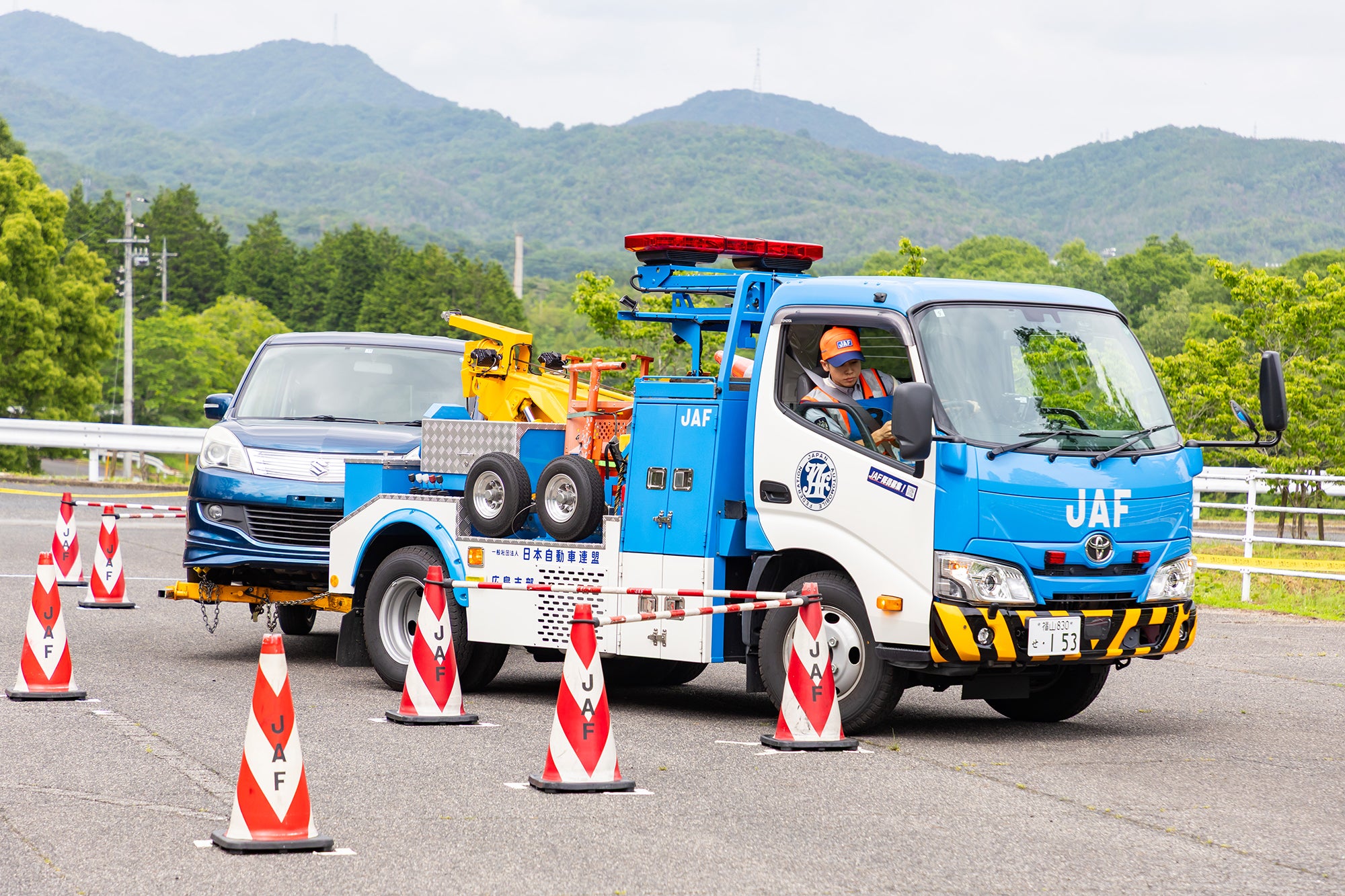 レッカー車けん引（後退）実技の様子