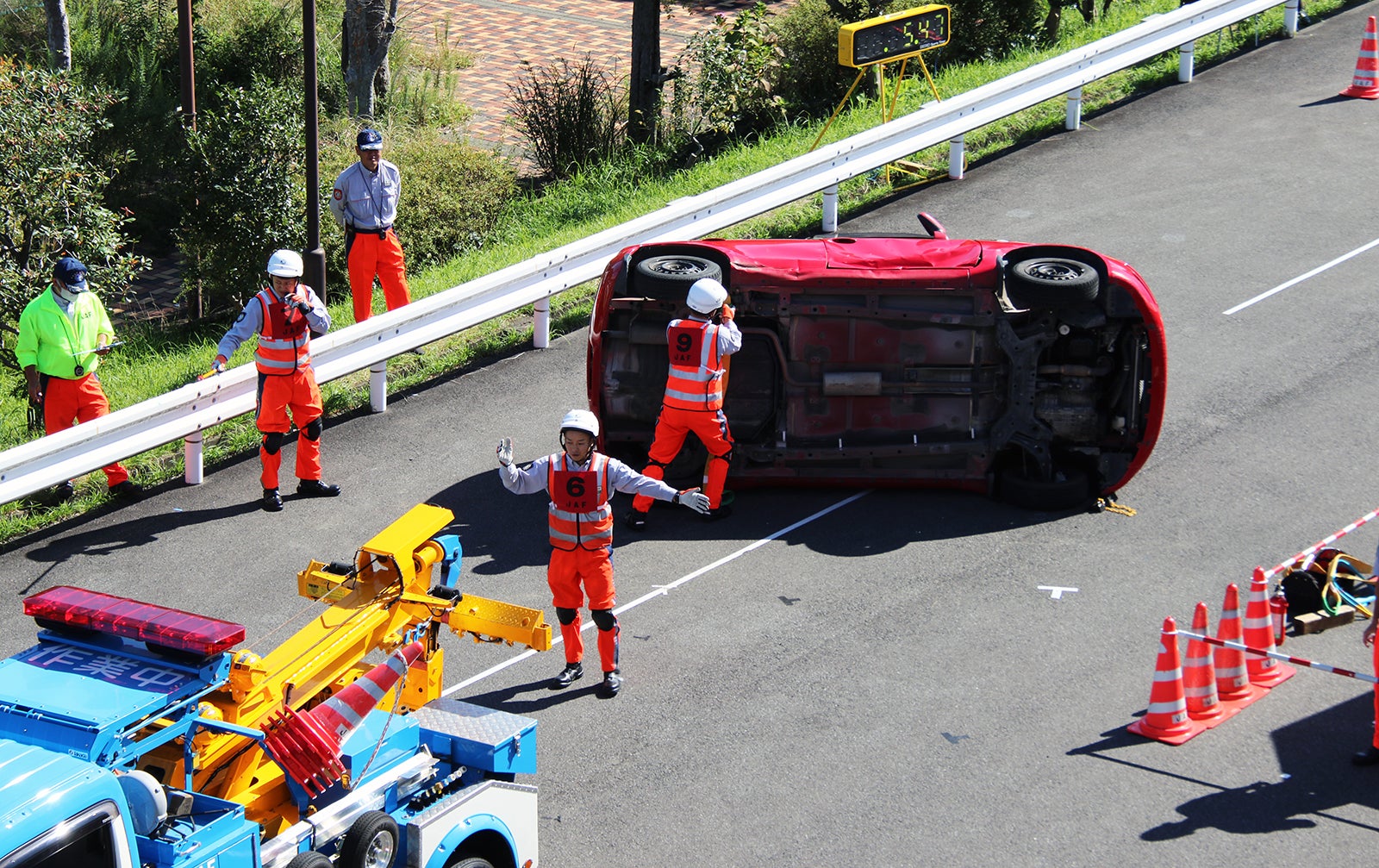 決勝は団体競技として被災車両の排除作業が行われる