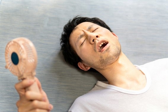 暑さで疲れる男性