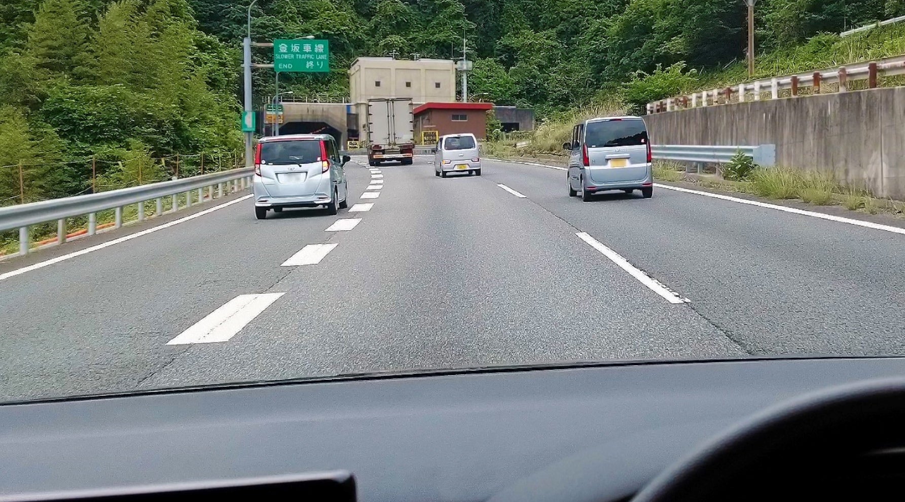 高速道路を走る自車