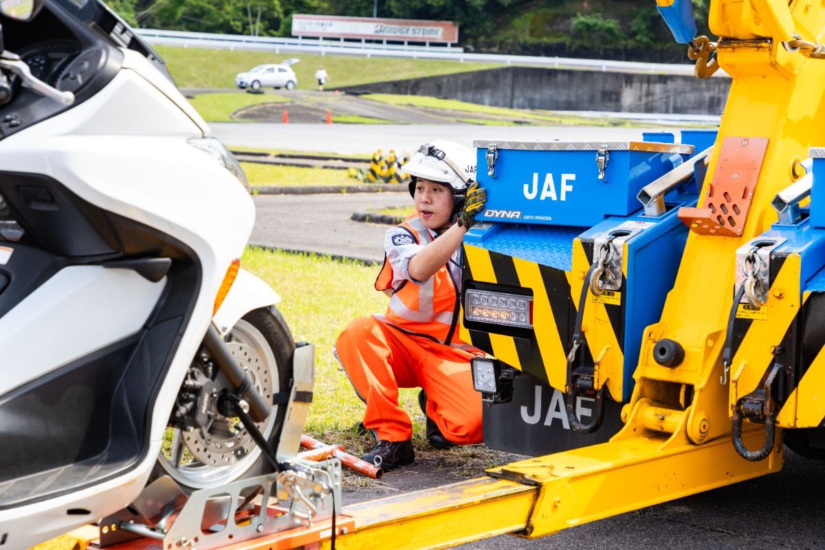 バイク救援競技でレッカー車の作業を行う小林選手