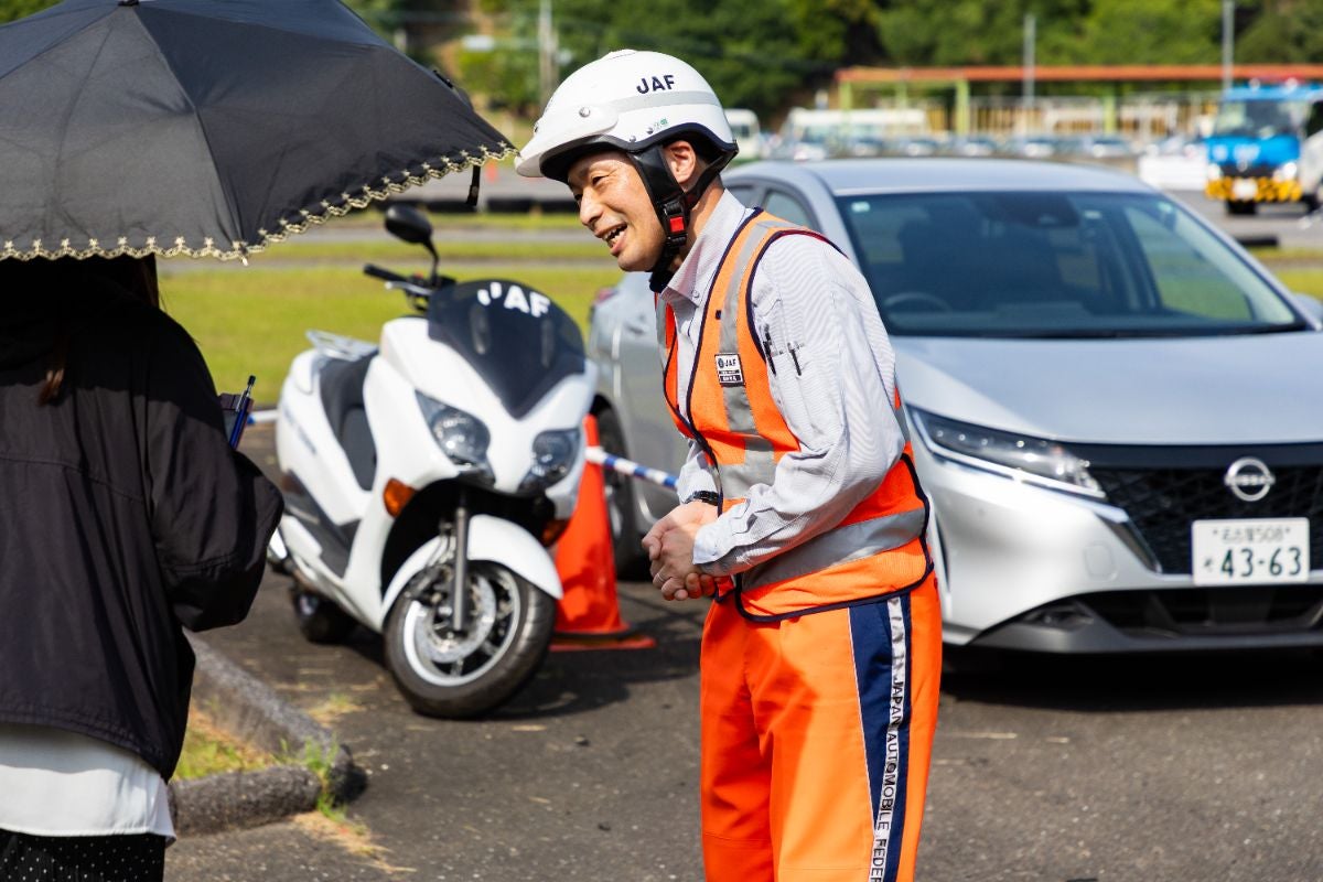 バイクの救援が終わり、お客様へ対応する増田選手