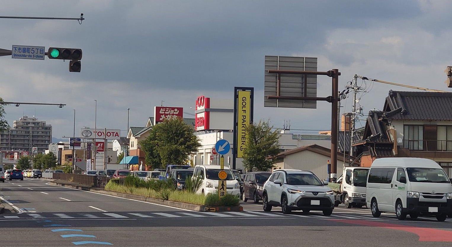 愛知県の指定方向外進行禁止の標識