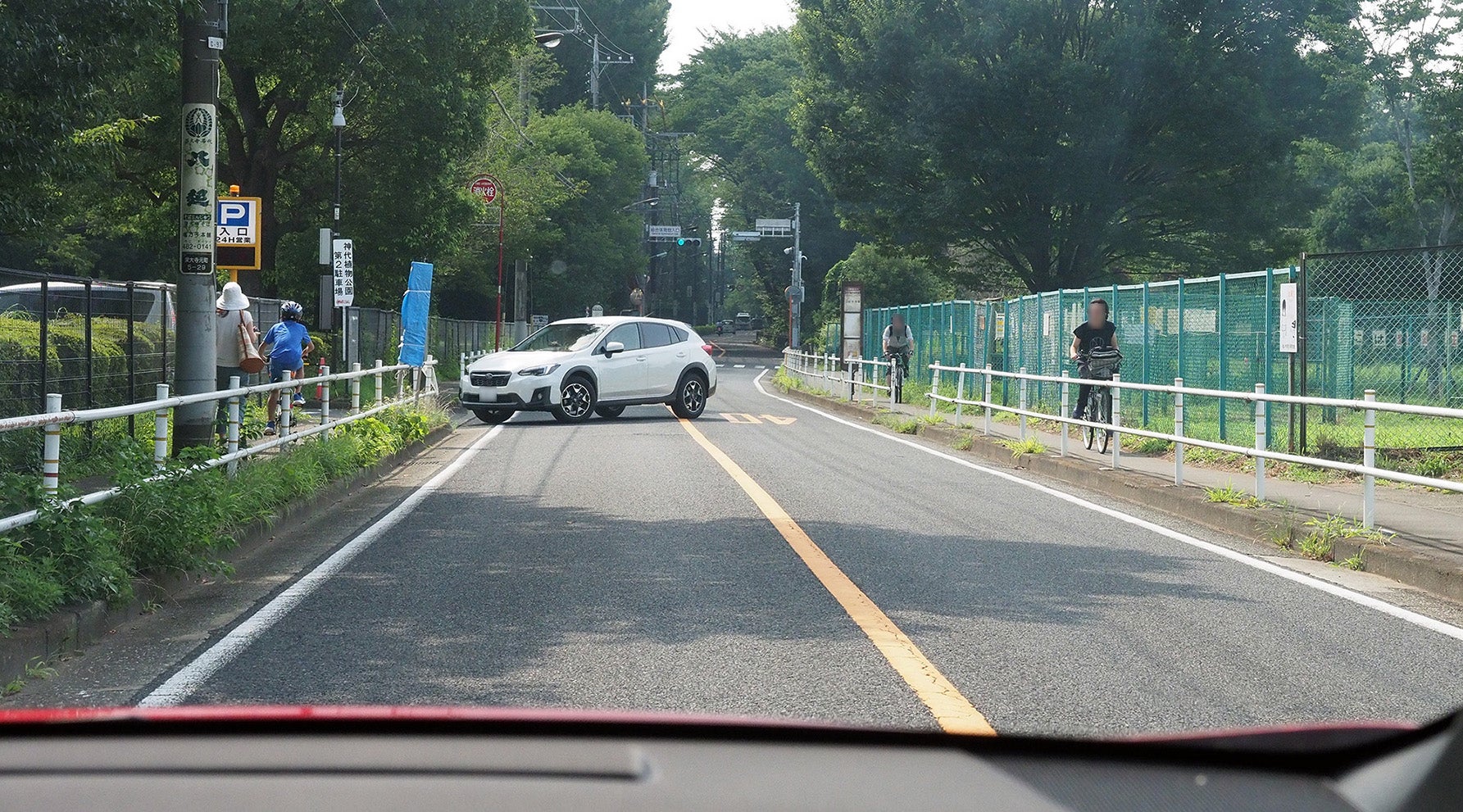 駐車場の横を通過する自車