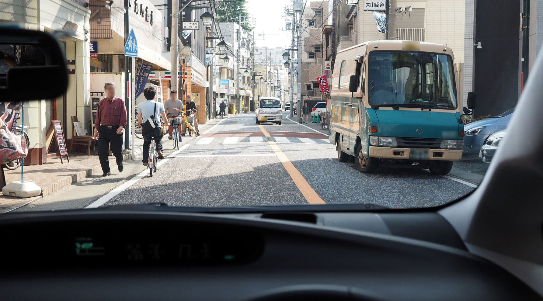 高速道路を走る自車
