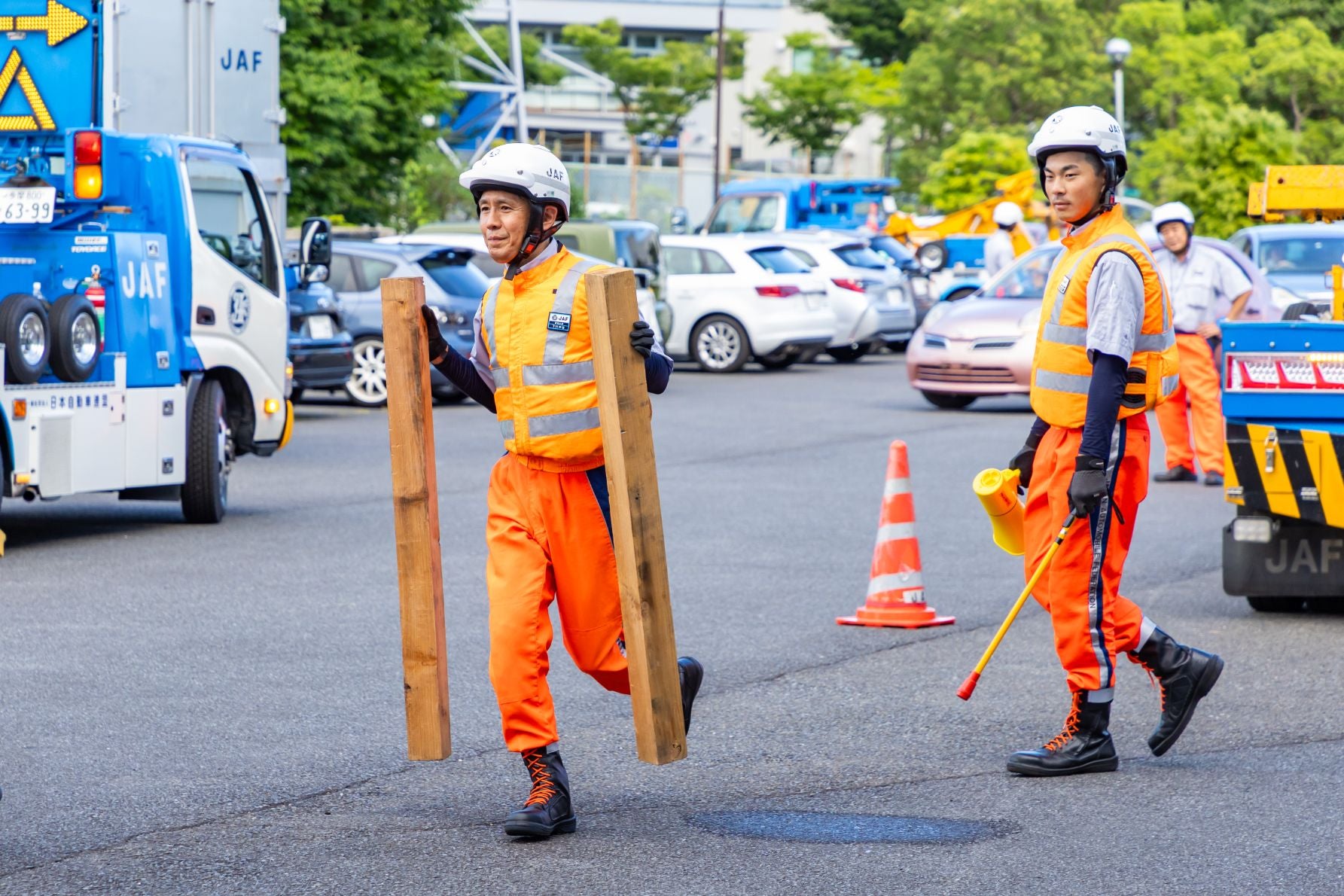 枕木を運ぶ下村選手