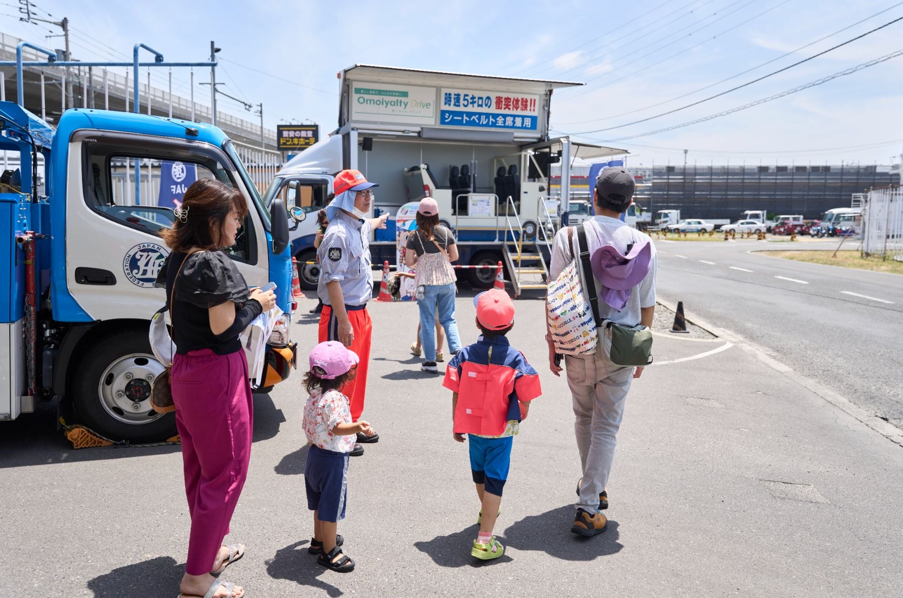 レッカー車との記念撮影など、家族連れが楽しめる出展も