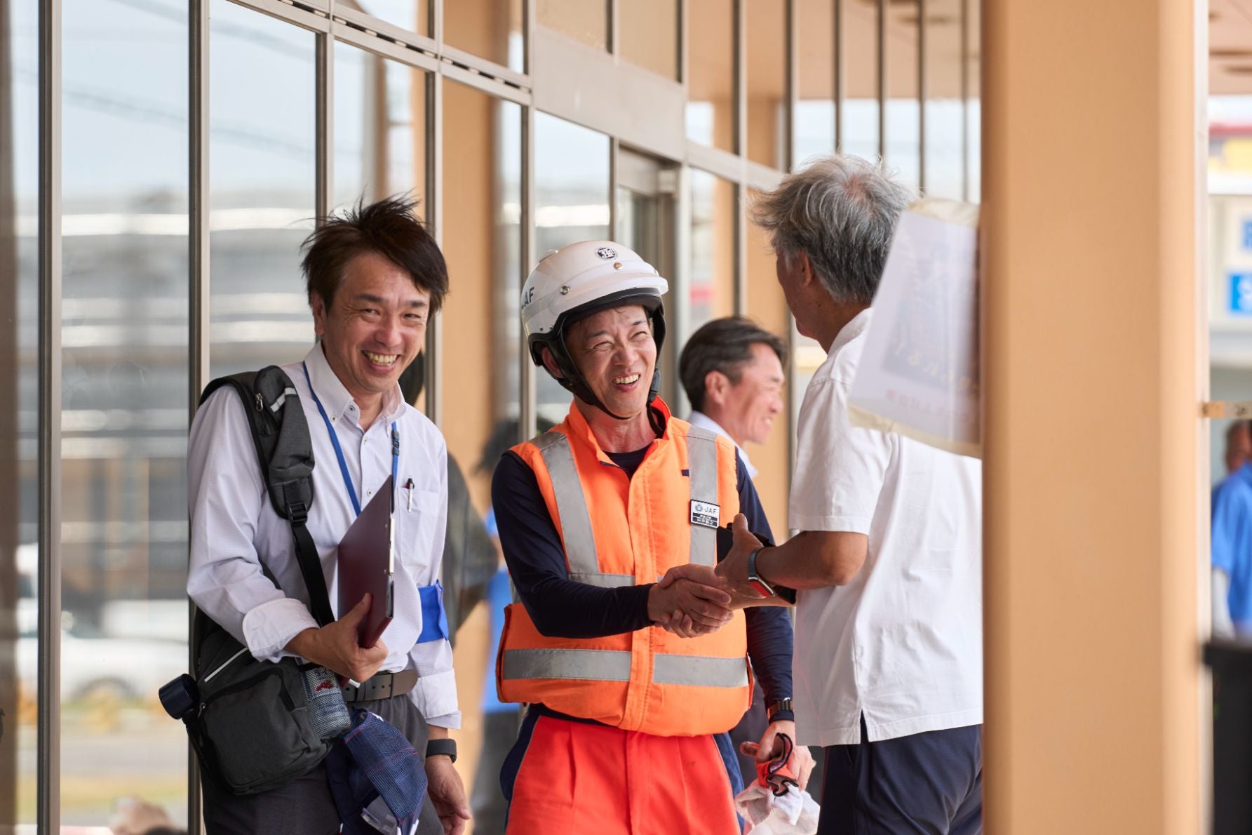 競技を終えた直後の隊員へは、拍手や賞賛が送られた