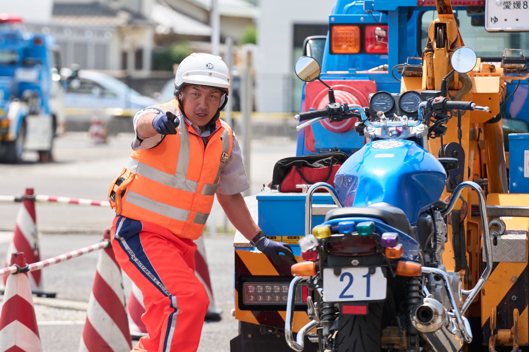 隊員の熟練度が試される二輪車の吊りあげけん引作業