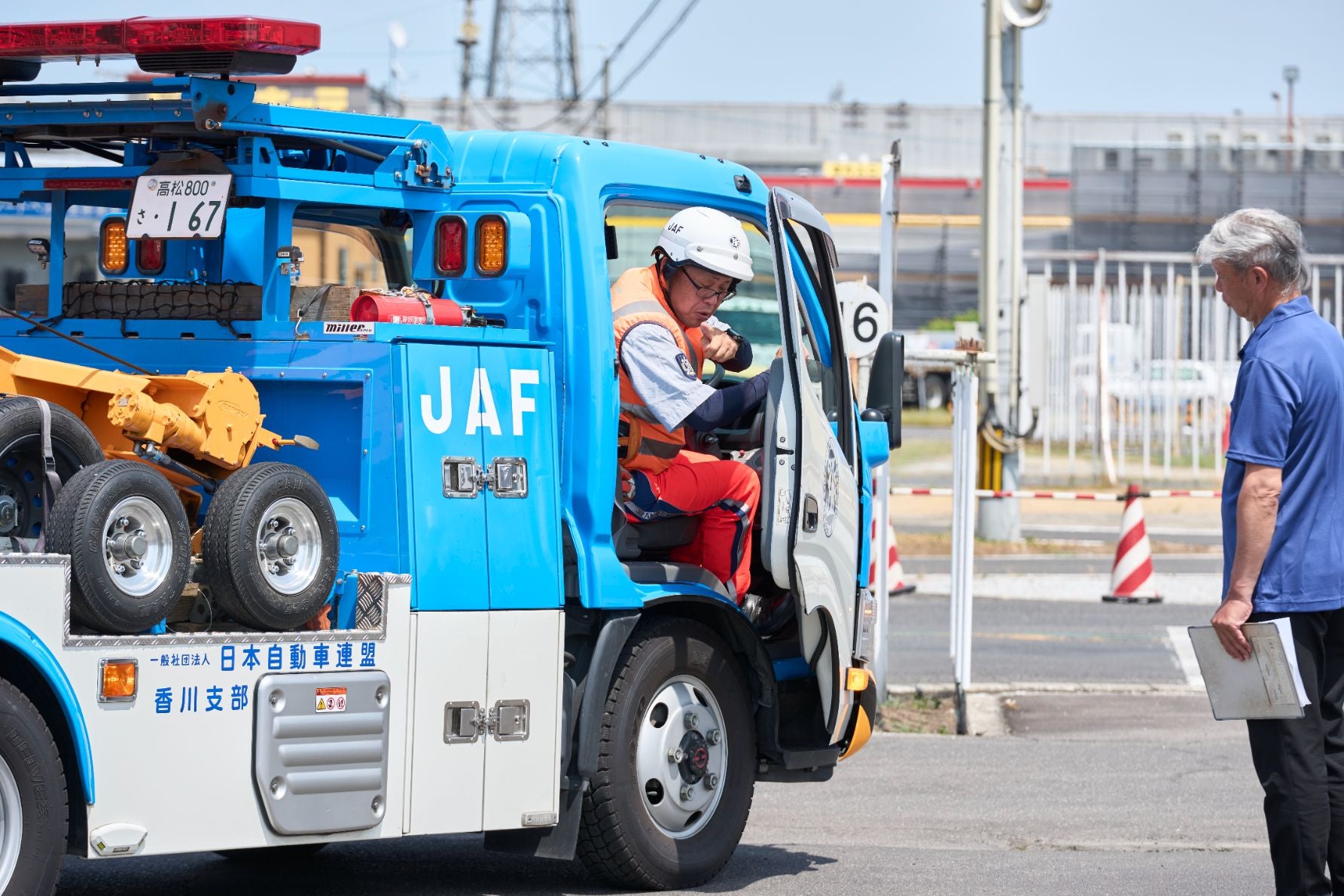指差しをしながら緊張感のある作業が続く