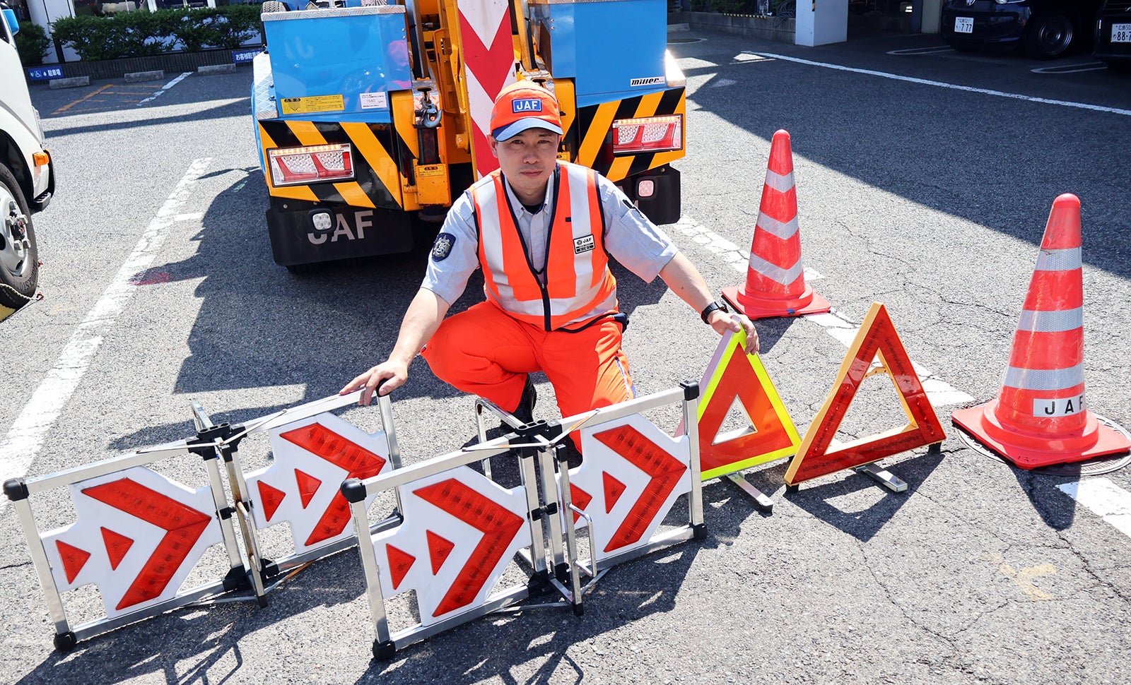レッカー車に搭載している後方警戒用の資機材（一例）