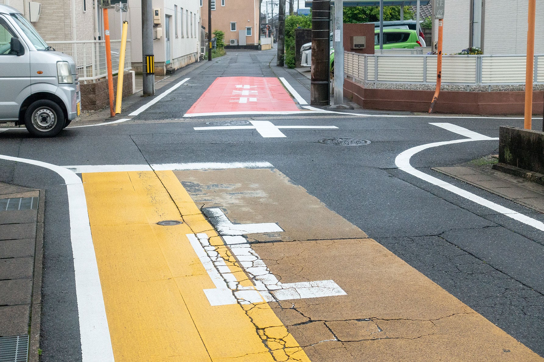 見通しの悪い交差点