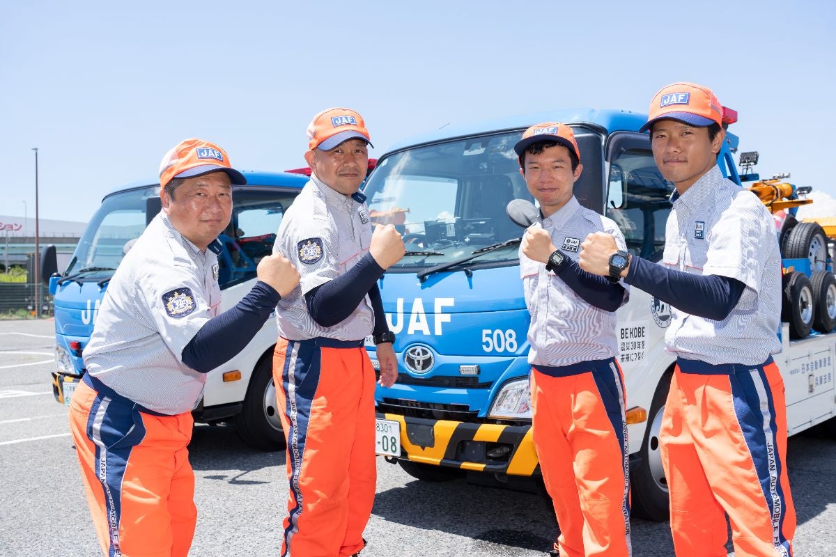 JAF全国ロードサービス競技大会2025 関西本部代表選手の集合写真｜JAFロゴ入り作業服と青いサービスカー