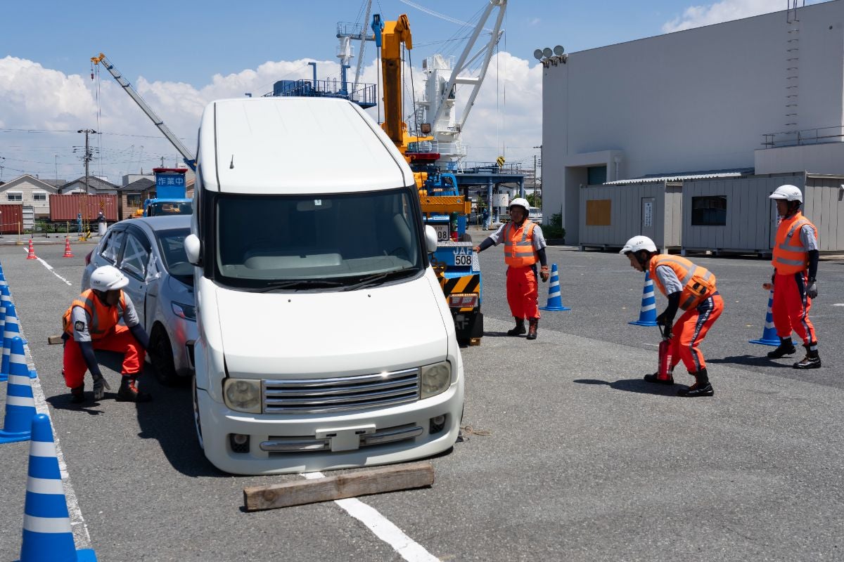 JAF全国ロードサービス競技大会2025 関西本部代表選手｜白とシルバーの車両が衝突した事故現場で作業するJAF隊員