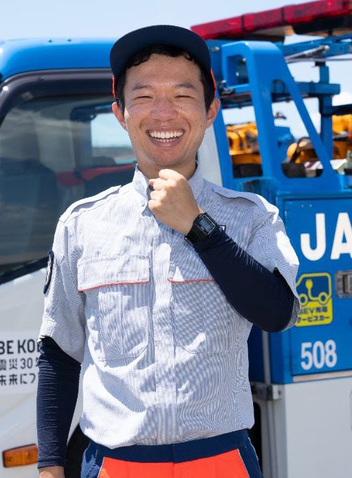 JAF全国ロードサービス競技大会2025 関西本部代表・瀬戸隊員｜京都支部所属の若手隊員がJAFサービスカーでガッツポーズ