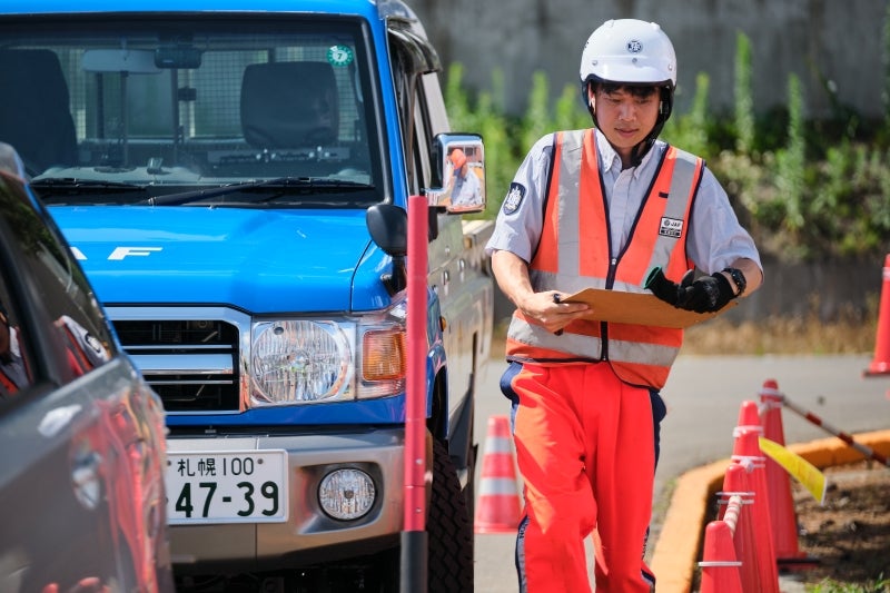 タイヤパンク作業に向かう籠橋選手