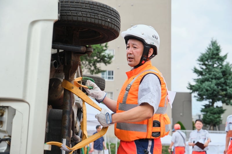 横転復旧作業を行う三村隊員