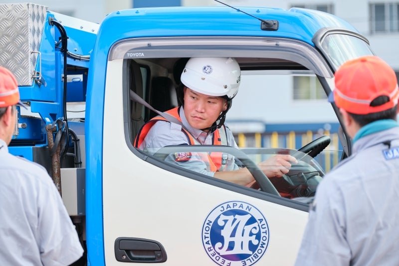 レッカー車を運転する櫻庭隊員