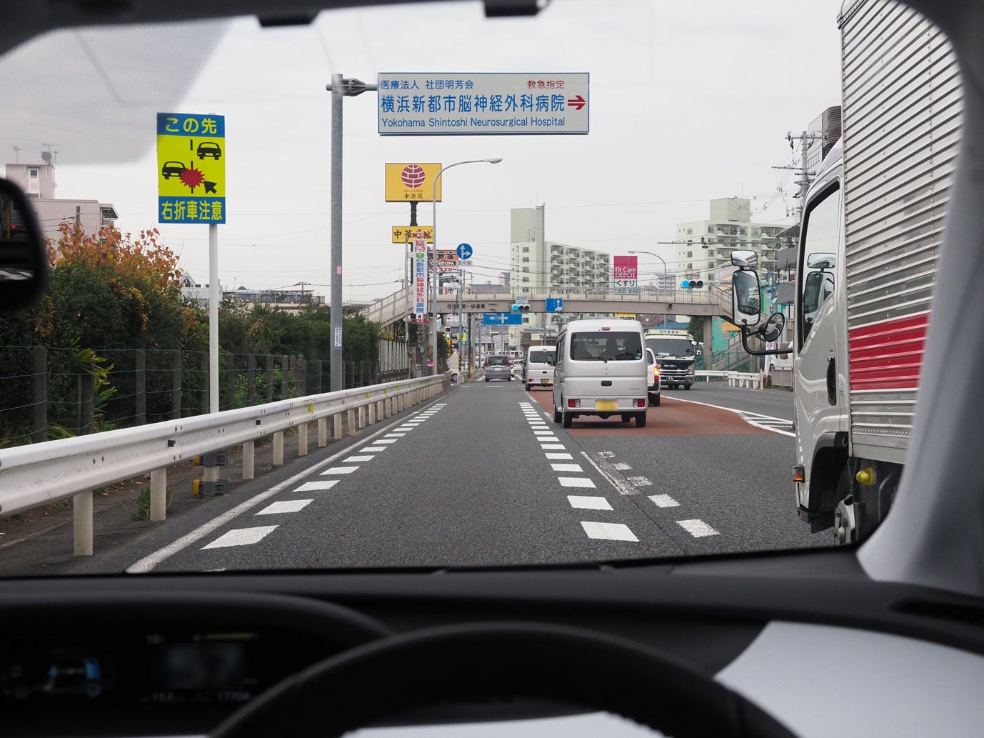 片側2車線道路の左側を走る自車