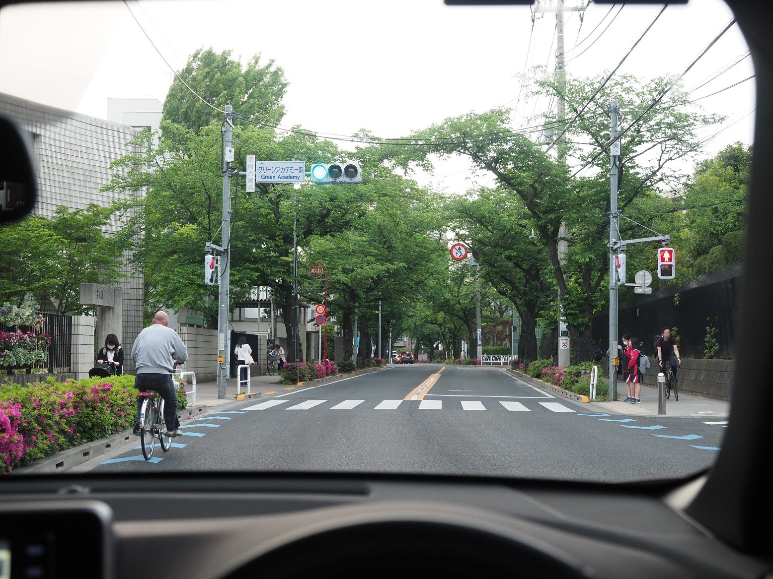 丁字路交差点で右折待ちをする自車