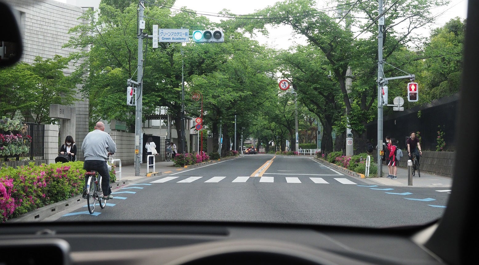 丁字路交差点で右折する自車