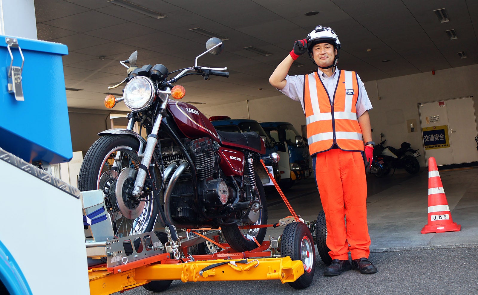 二輪アタッチメントを使用してバイクをけん引する舘内隊員