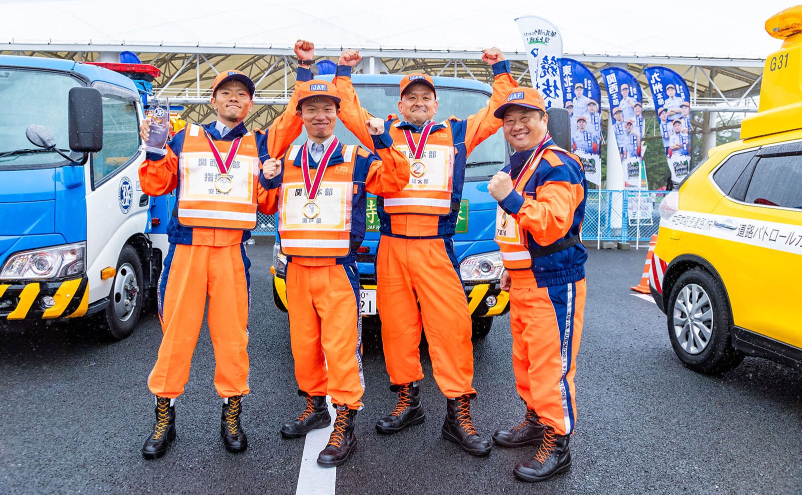優勝した関西本部チームによる笑顔のガッツポーズ