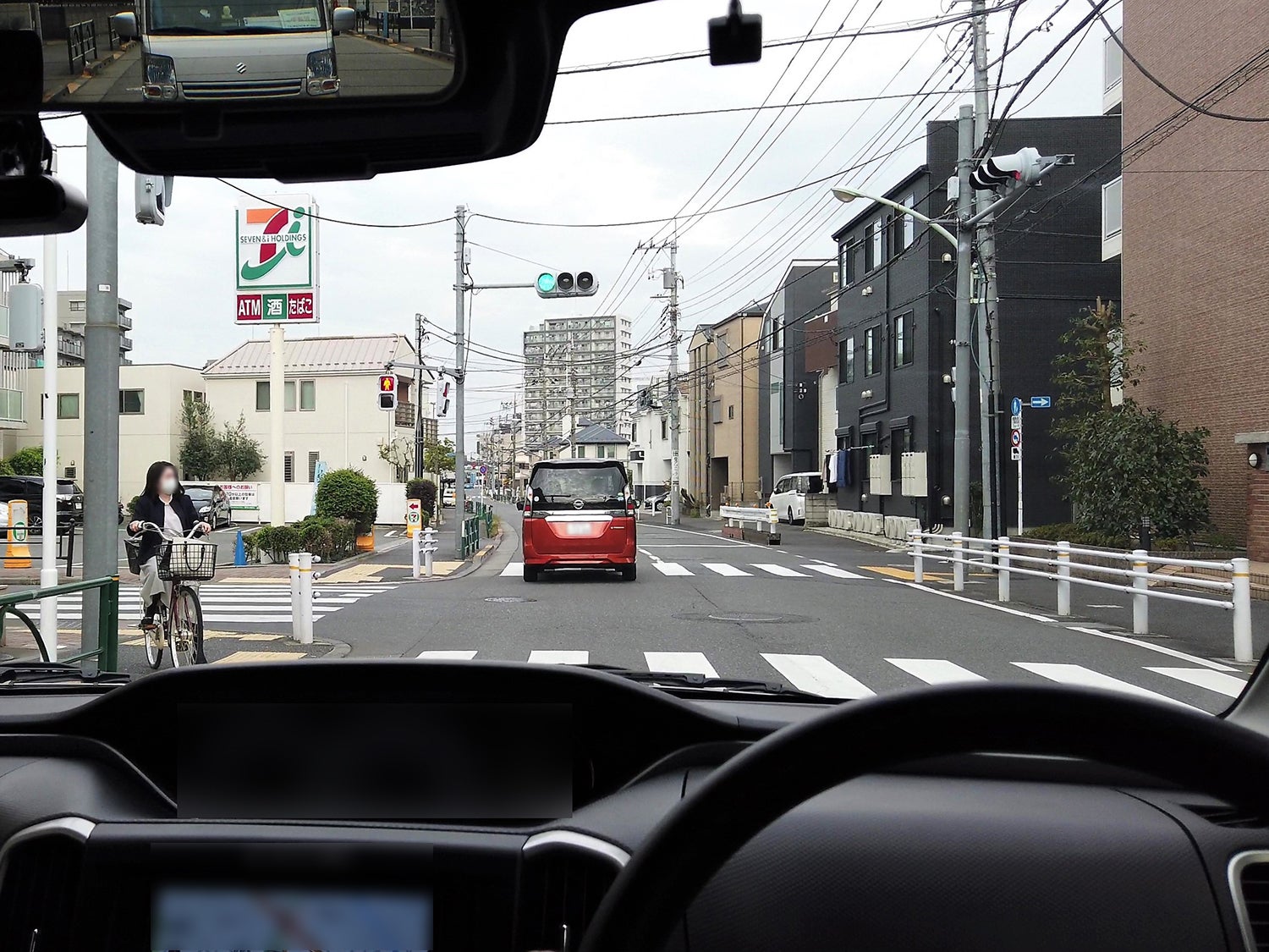 コンビニがある交差点を直進する自車