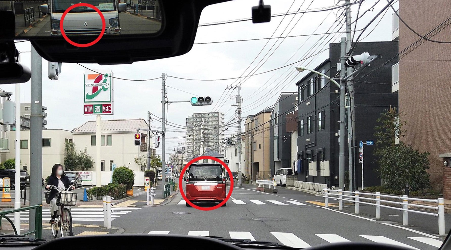 ヒント｜コンビニがある交差点を直進するとき、どんなことに注意する