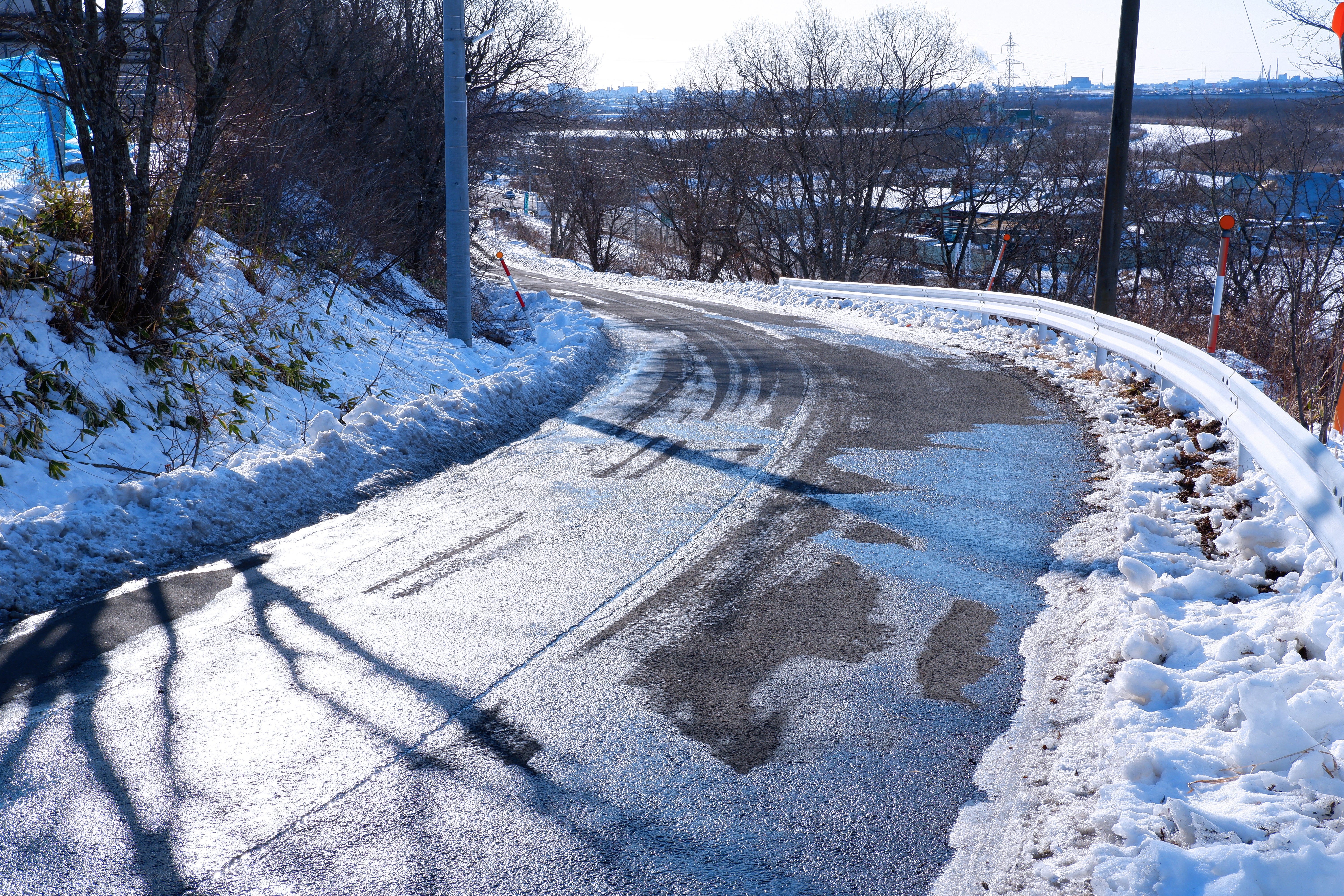 中央道 多重事故現場 ブラックアイスバーンが原因と見られる路面凍結による冬の交通事故のイメージ