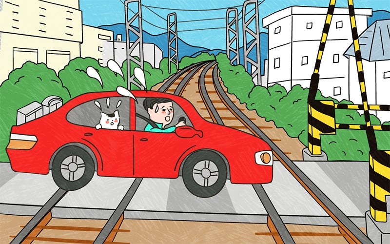 踏切で立ち往生するクルマ