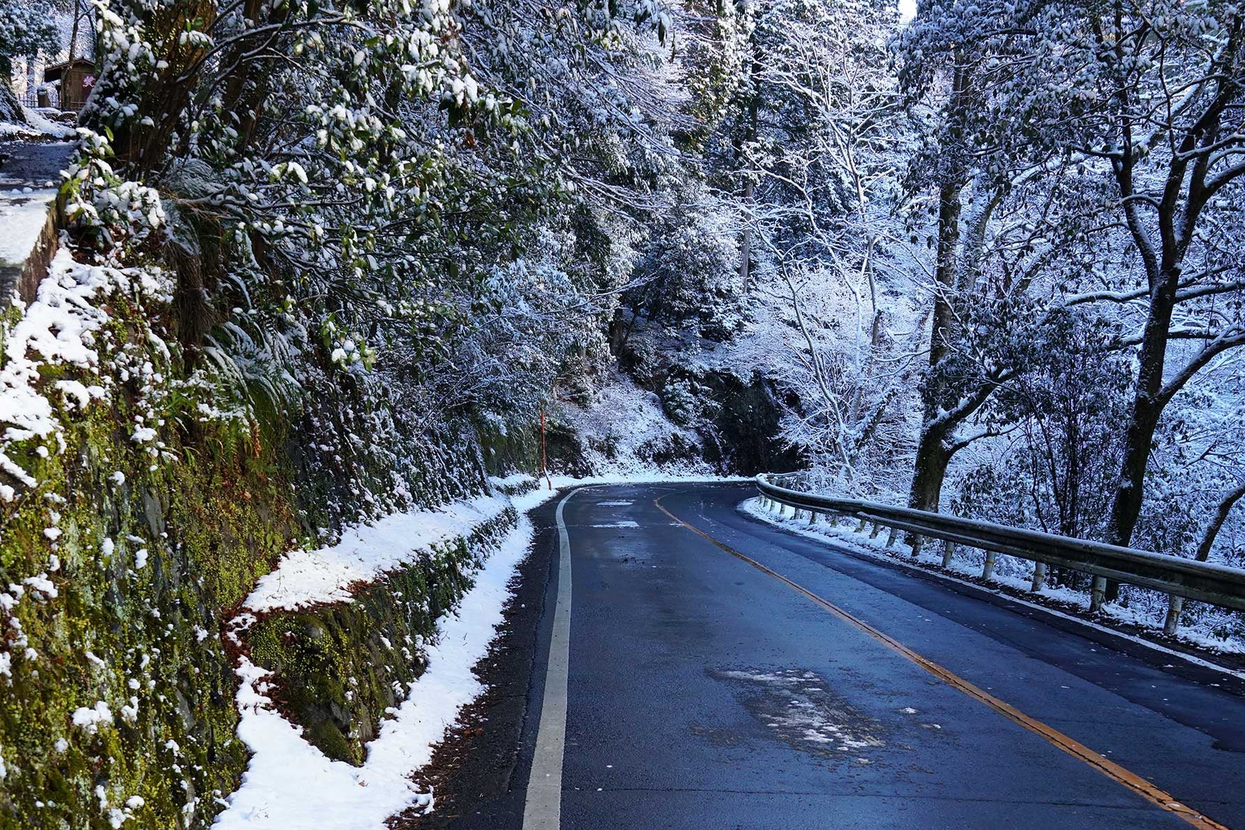 ブラックアイスバーン 発生しやすい場所 日の当たらない場所 