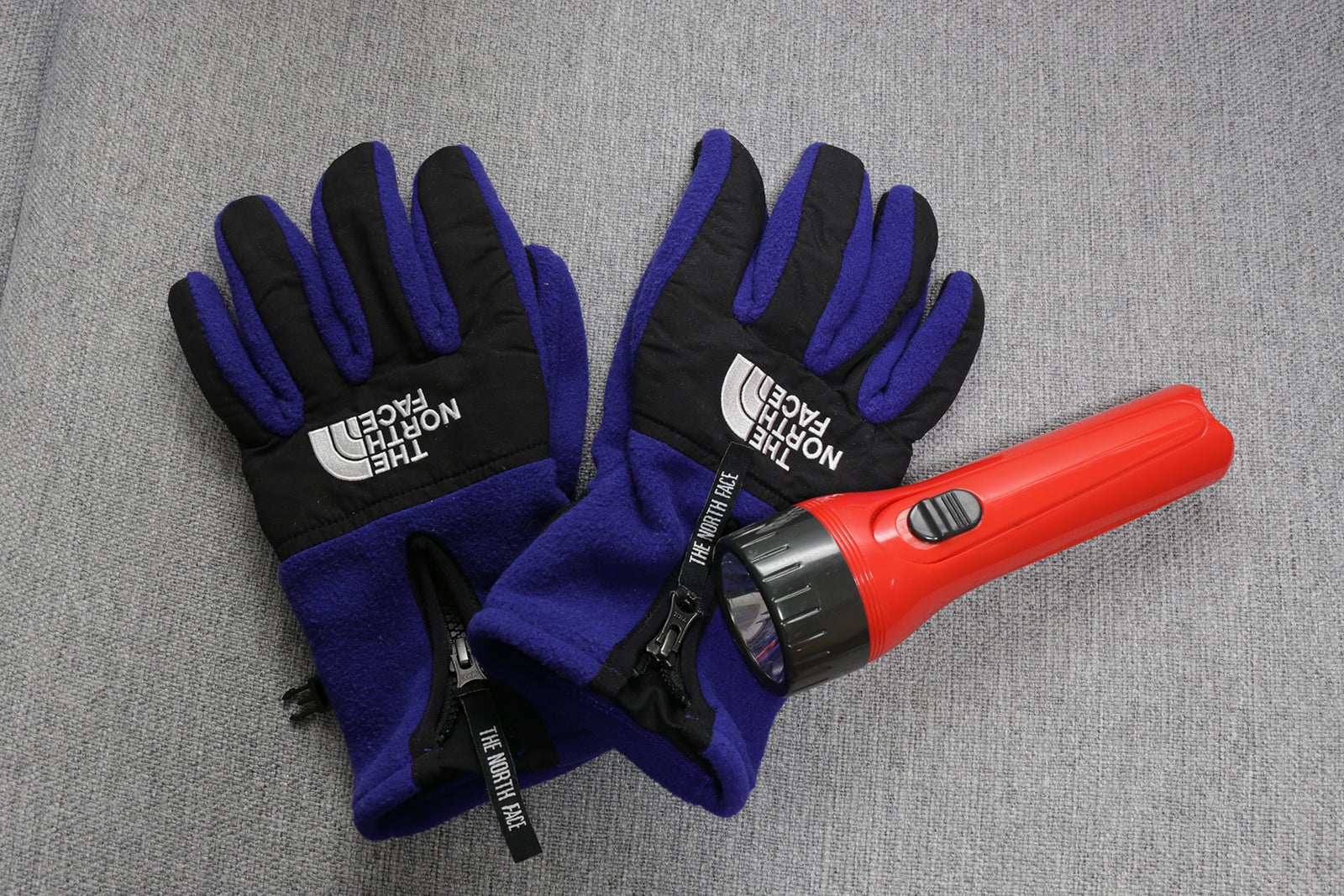 除雪の際に必要な防寒手袋や懐中電灯